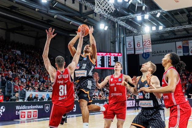 Daniel Keppeler (BMA365 Bamberg Baskets, 31), Mark Smith (ratiopharm Ulm, 13), Richard Balint (BMA365 Bamberg Baskets, 11), Christian Sengfelder (ratiopharm Ulm, 43), BMA365 Bamberg Baskets vs. ratiopharm Ulm, Basketball, easyCredit BBL, 12. Spieltag, 27.12.2025 BMA365 Bamberg Baskets vs. ratiopharm Ulm, Basketball, easyCredit BBL, 12. Spieltag, 27.12.2025 Bamberg Copyright: xEibner-Pressefoto G.xSantemizx EP_EER