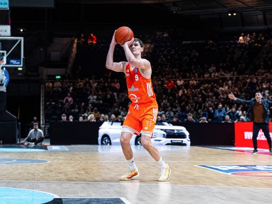 Joschka Ferner (RASTA Vechta, 09) mit Wurf zum Korb Basketball Loewen Braunschweig vs. RASTA Vechta, Basketball, easyCredit Basketball Bundesliga, 12. Spieltag, Saison 2025 2026, 27.12.2025 Basketball Loewen Braunschweig vs. RASTA Vechta, Basketball, easyCredit Basketball Bundesliga, 12. Spieltag, Saison 2025 2026, 27.12.2025 Braunschweig Copyright: xEibner-Pressefoto DamianxKruczynx EP_DKI