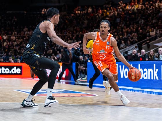 Alonzo Verge Jr. (RASTA Vechta, 11) im Zweikampf gegen David N Guessan (Basketball Loewen Braunschweig, 01) Basketball Loewen Braunschweig vs. RASTA Vechta, Basketball, easyCredit Basketball Bundesliga, 12. Spieltag, Saison 2025 2026, 27.12.2025 Basketball Loewen Braunschweig vs. RASTA Vechta, Basketball, easyCredit Basketball Bundesliga, 12. Spieltag, Saison 2025 2026, 27.12.2025 Braunschweig Copyright: xEibner-Pressefoto DamianxKruczynx EP_DKI