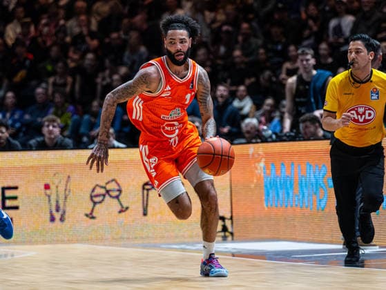 Tevin Brown (RASTA Vechta, 10) im Basketball Loewen Braunschweig vs. RASTA Vechta, Basketball, easyCredit Basketball Bundesliga, 12. Spieltag, Saison 2025 2026, 27.12.2025 Basketball Loewen Braunschweig vs. RASTA Vechta, Basketball, easyCredit Basketball Bundesliga, 12. Spieltag, Saison 2025 2026, 27.12.2025 Braunschweig Copyright: xEibner-Pressefoto DamianxKruczynx EP_DKI