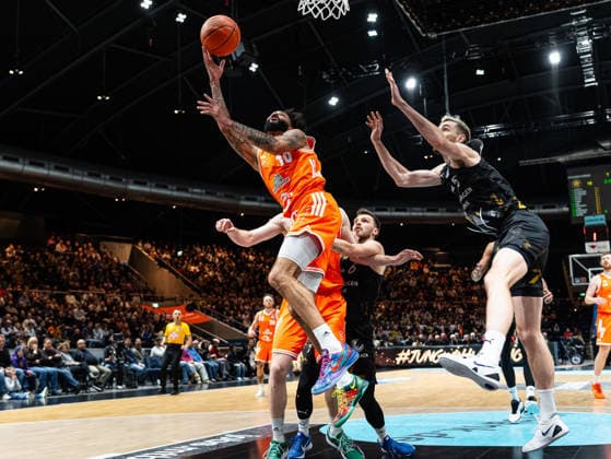 Tevin Brown (RASTA Vechta, 10) beim Wurf Basketball Loewen Braunschweig vs. RASTA Vechta, Basketball, easyCredit Basketball Bundesliga, 12. Spieltag, Saison 2025 2026, 27.12.2025 Basketball Loewen Braunschweig vs. RASTA Vechta, Basketball, easyCredit Basketball Bundesliga, 12. Spieltag, Saison 2025 2026, 27.12.2025 Braunschweig Copyright: xEibner-Pressefoto DamianxKruczynx EP_DKI