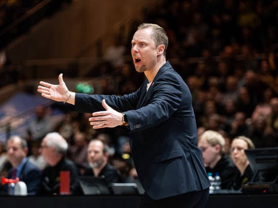 Christian Held (Head Coach, RASTA Vechta) gibt Anweisungen Basketball Loewen Braunschweig vs. RASTA Vechta, Basketball, easyCredit Basketball Bundesliga, 12. Spieltag, Saison 2025 2026, 27.12.2025 Basketball Loewen Braunschweig vs. RASTA Vechta, Basketball, easyCredit Basketball Bundesliga, 12. Spieltag, Saison 2025 2026, 27.12.2025 Braunschweig Copyright: xEibner-Pressefoto DamianxKruczynx EP_DKI