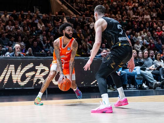 Tevin Brown (RASTA Vechta, 10) im Dribbling gegen Luka Scuka (Basketball Loewen Braunschweig, 05) Basketball Loewen Braunschweig vs. RASTA Vechta, Basketball, easyCredit Basketball Bundesliga, 12. Spieltag, Saison 2025 2026, 27.12.2025 Basketball Loewen Braunschweig vs. RASTA Vechta, Basketball, easyCredit Basketball Bundesliga, 12. Spieltag, Saison 2025 2026, 27.12.2025 Braunschweig Copyright: xEibner-Pressefoto DamianxKruczynx EP_DKI