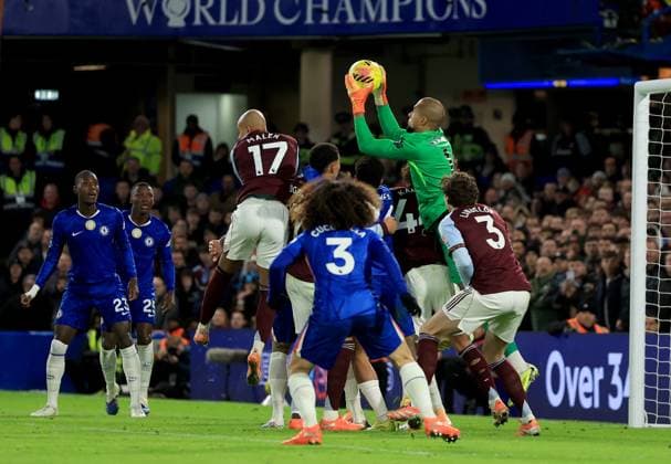Chelsea goalkeeper Robert Sanchez catches the ball from a corner Chelsea v Aston Villa, Premier League, Football, Stamford Bridge, London, UK - 27 Dec 2025London Stamford Bridge United Kingdom EDITORIAL USE ONLY No use with unauthorised audio, video, data, fixture lists, club league logos or live services. Online in-match use limited to 120 images, no video emulation. No use in betting, games or single club league player publications. Copyright: xGeorgexTewkesbury Shutterstockx 16213165ay