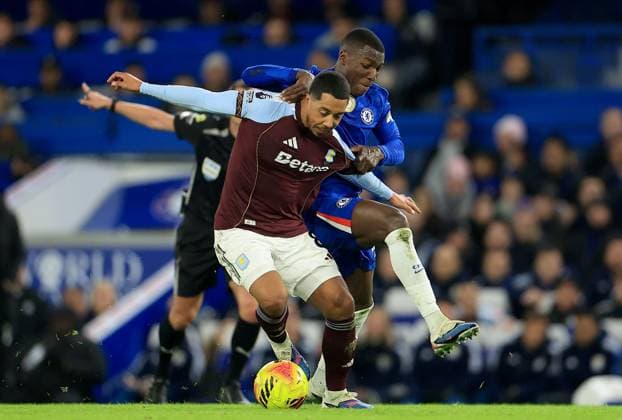 Youri Tielemans of Aston Villa is fouled by Moisàs Caicedo of Chelsea Chelsea v Aston Villa, Premier League, Football, Stamford Bridge, London, UK - 27 Dec 2025London Stamford Bridge United Kingdom EDITORIAL USE ONLY No use with unauthorised audio, video, data, fixture lists, club league logos or live services. Online in-match use limited to 120 images, no video emulation. No use in betting, games or single club league player publications. Copyright: xGeorgexTewkesbury Shutterstockx 16213165bj