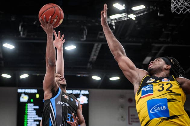 Eric Washington (Science City Jena, 33) vs. Keeshawn Kellman (MHP RIESEN Ludwigsburg, 32) GER, MHP Riesen Ludwigsburg - Science City Jena, easycredit BBL, Basketball, Bundesliga, 12. Spieltag, Spielzeit 2025 2026, 27.12.2025 GER, MHP Riesen Ludwigsburg - Science City Jena, easycredit BBL, Basketball, Bundesliga, 12. Spieltag, Spielzeit 2025 2026, 27.12.2025 Ludwigsburg Copyright: xSandyxDinkelackerx EP_SDR