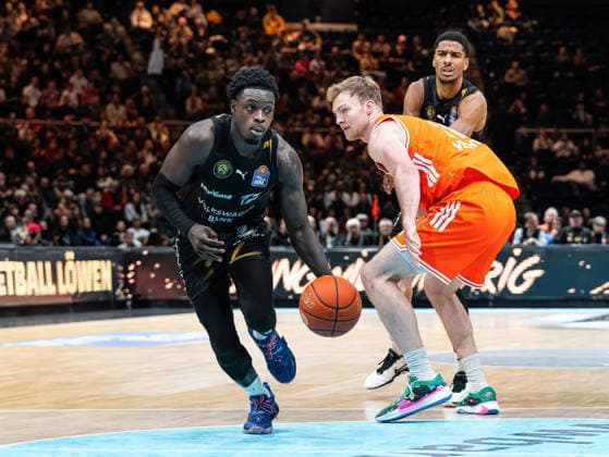 Barra Njie (Basketball Loewen Braunschweig, 13) im Dribbling gegen Lars Thiemann (RASTA Vechta, 21) Basketball Loewen Braunschweig vs. RASTA Vechta, Basketball, easyCredit Basketball Bundesliga, 12. Spieltag, Saison 2025 2026, 27.12.2025 Basketball Loewen Braunschweig vs. RASTA Vechta, Basketball, easyCredit Basketball Bundesliga, 12. Spieltag, Saison 2025 2026, 27.12.2025 Braunschweig Copyright: xEibner-Pressefoto DamianxKruczynx EP_DKI