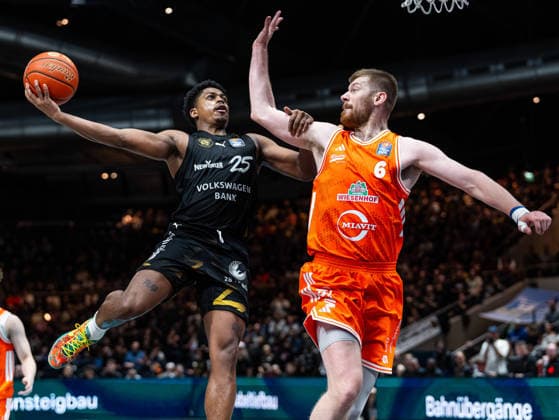 Grant Sherfield (Basketball Loewen Braunschweig, 25) beim Zweikampf gegen Luc van Slooten (RASTA Vechta, 06) Basketball Loewen Braunschweig vs. RASTA Vechta, Basketball, easyCredit Basketball Bundesliga, 12. Spieltag, Saison 2025 2026, 27.12.2025 Basketball Loewen Braunschweig vs. RASTA Vechta, Basketball, easyCredit Basketball Bundesliga, 12. Spieltag, Saison 2025 2026, 27.12.2025 Braunschweig Copyright: xEibner-Pressefoto DamianxKruczynx EP_DKI