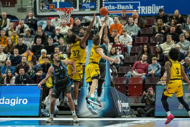 Alex Herrera (Science City Jena, 41), Keeshawn Kellman (MHP RIESEN Ludwigsburg, 32), Julis Baumer (MHP RIESEN Ludwigsburg, 37), Lorenz Bank (Science City Jena, 25), GER, MHP RIESEN Ludwigsburg vs. Science City Jena, easycredit BBL, Basketball, Bundesliga, 12. Spieltag, Spielzeit 2025 2026, 27.12.2025, GER, MHP RIESEN Ludwigsburg vs. Science City Jena, easycredit BBL, Basketball, Bundesliga, 12. Spieltag, Spielzeit 2025 2026, 27.12.2025 Ludwigsburg Copyright: xEibner-Pressefoto SaschaxWaltherx EP_EER