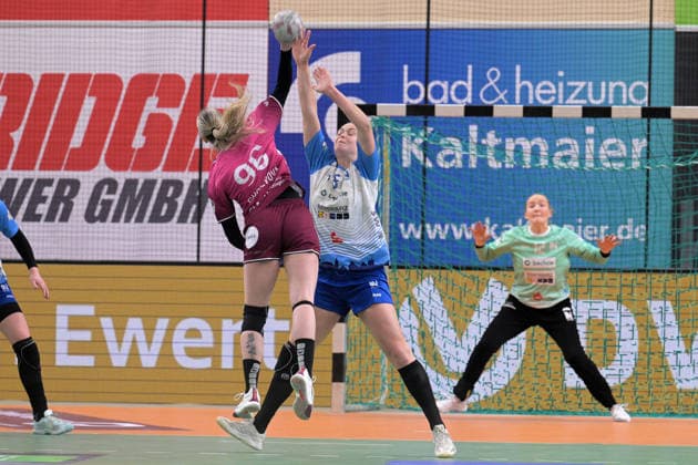 Kim Hinkelmann Union Neckarsulm, 05) im Block gegen Charlotte Cholevova (TusSies Metzingen, 96) TusSies Metzingen vs. Sport-Union Neckarsulm, Handball, Alsco HBF, 9.Ligaspieltag, Saison 2025 2026, 27.12.2025 TusSies Metzingen vs. Sport-Union Neckarsulm, Handball, Alsco HBF, 9.Ligaspieltag, Saison 2025 2026, 27.12.2025 Tuebingen Copyright: xEibner-Pressefoto TobiasxBaurx EP_TBR