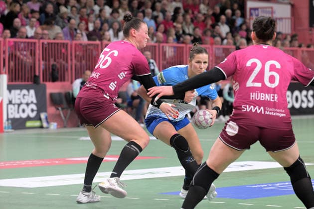 Munia Smits Union Neckarsulm, 23) gegen Carolin Huebner (TusSies Metzingen, 56) TusSies Metzingen vs. Sport-Union Neckarsulm, Handball, Alsco HBF, 9.Ligaspieltag, Saison 2025 2026, 27.12.2025 TusSies Metzingen vs. Sport-Union Neckarsulm, Handball, Alsco HBF, 9.Ligaspieltag, Saison 2025 2026, 27.12.2025 Tuebingen Copyright: xEibner-Pressefoto TobiasxBaurx EP_TBR