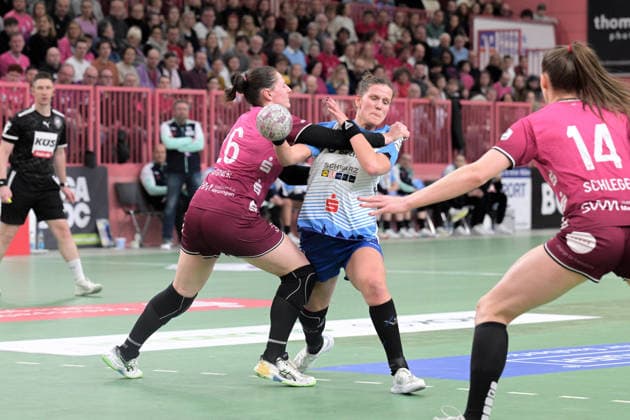 Munia Smits Union Neckarsulm, 23) gegen Svenja Huebner (TusSies Metzingen, 26) TusSies Metzingen vs. Sport-Union Neckarsulm, Handball, Alsco HBF, 9.Ligaspieltag, Saison 2025 2026, 27.12.2025 TusSies Metzingen vs. Sport-Union Neckarsulm, Handball, Alsco HBF, 9.Ligaspieltag, Saison 2025 2026, 27.12.2025 Tuebingen Copyright: xEibner-Pressefoto TobiasxBaurx EP_TBR