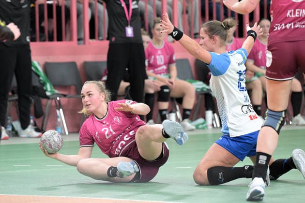 Svenja Demmel (TusSies Metzingen, 21) gegen Munia Smits Union Neckarsulm, 23) TusSies Metzingen vs. Sport-Union Neckarsulm, Handball, Alsco HBF, 9.Ligaspieltag, Saison 2025 2026, 27.12.2025 TusSies Metzingen vs. Sport-Union Neckarsulm, Handball, Alsco HBF, 9.Ligaspieltag, Saison 2025 2026, 27.12.2025 Tuebingen Copyright: xEibner-Pressefoto TobiasxBaurx EP_TBR