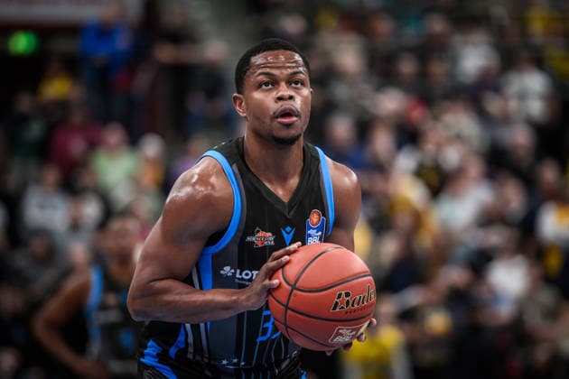 Eric Washington (Science City Jena, 33) - Freiwurf GER, MHP Riesen Ludwigsburg - Science City Jena, easycredit BBL, Basketball, Bundesliga, 12. Spieltag, Spielzeit 2025 2026, 27.12.2025 GER, MHP Riesen Ludwigsburg - Science City Jena, easycredit BBL, Basketball, Bundesliga, 12. Spieltag, Spielzeit 2025 2026, 27.12.2025 Ludwigsburg Copyright: xSandyxDinkelackerx EP_SDR