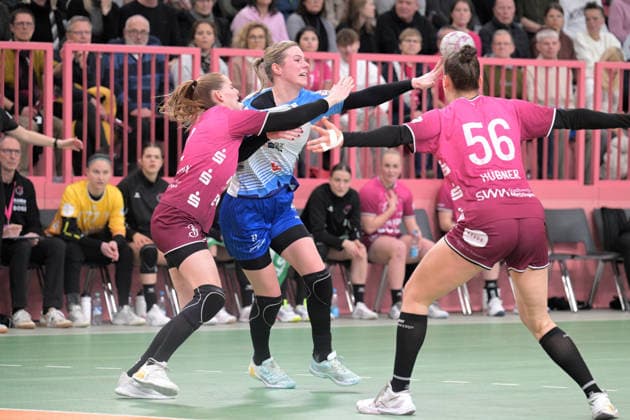 Annefleur Bruggeman Union Neckarsulm, 11) gegen Selina Lindemann (TusSies Metzingen, 02) und Carolin Huebner (TusSies Metzingen, 56) TusSies Metzingen vs. Sport-Union Neckarsulm, Handball, Alsco HBF, 9.Ligaspieltag, Saison 2025 2026, 27.12.2025 TusSies Metzingen vs. Sport-Union Neckarsulm, Handball, Alsco HBF, 9.Ligaspieltag, Saison 2025 2026, 27.12.2025 Tuebingen Copyright: xEibner-Pressefoto TobiasxBaurx EP_TBR