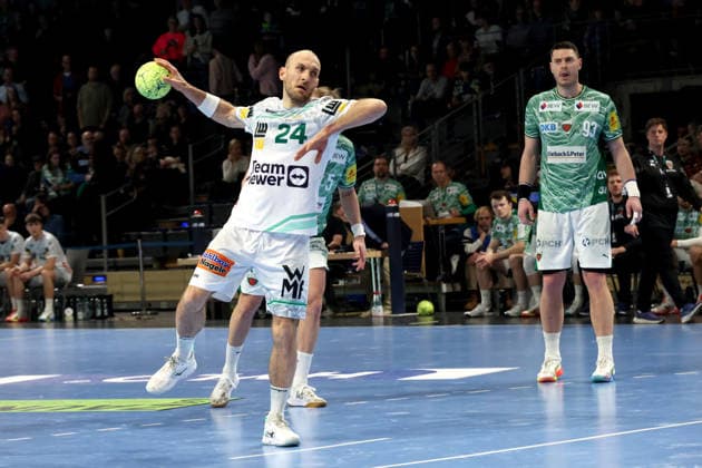 DEU, DHB, 1.HBL, Fuechse Berlin vs. Frisch Auf Goeppingen, 27.12.2025, Max-Schmeling-Halle, Berlin, DEU, DHB, 1.HBL, Fuechse Berlin vs. Frisch Auf Goeppingen, im Bild 7m, Marcel Schiller (Frisch Auf Goeppingen 24), Mijajlo Marsenic (Fuechse Berlin 93)