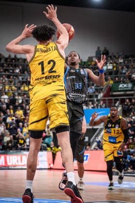 Eric Washington (Science City Jena, 33) vs. Lenny Anigbata (MHP RIESEN Ludwigsburg, 12) GER, MHP Riesen Ludwigsburg - Science City Jena, easycredit BBL, Basketball, Bundesliga, 12. Spieltag, Spielzeit 2025 2026, 27.12.2025 GER, MHP Riesen Ludwigsburg - Science City Jena, easycredit BBL, Basketball, Bundesliga, 12. Spieltag, Spielzeit 2025 2026, 27.12.2025 Ludwigsburg Copyright: xSandyxDinkelackerx EP_SDR