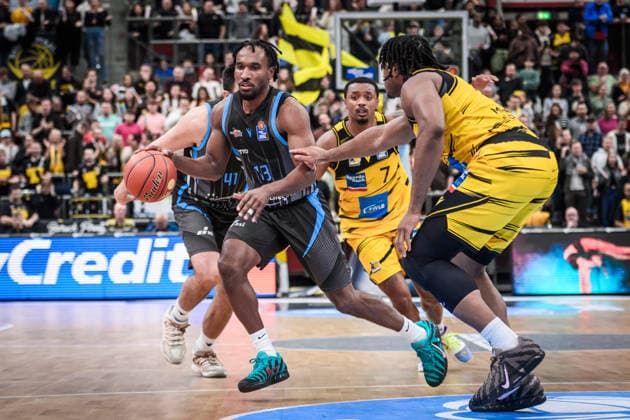 Keith Braxton Jr. (Science City Jena, 13) vs. Keeshawn Kellman (MHP RIESEN Ludwigsburg, 32), dahinter: Elijah Hughes (MHP RIESEN Ludwigsburg, 07) GER, MHP Riesen Ludwigsburg - Science City Jena, easycredit BBL, Basketball, Bundesliga, 12. Spieltag, Spielzeit 2025 2026, 27.12.2025 GER, MHP Riesen Ludwigsburg - Science City Jena, easycredit BBL, Basketball, Bundesliga, 12. Spieltag, Spielzeit 2025 2026, 27.12.2025 Ludwigsburg Copyright: xSandyxDinkelackerx EP_SDR