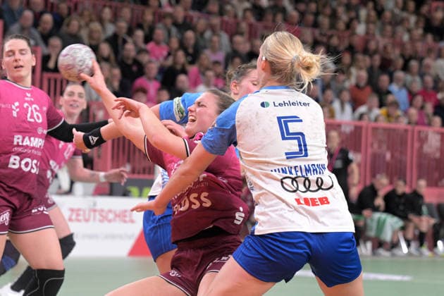 Nele Franz (TusSies Metzingen, 10) gegen Kim Hinkelmann Union Neckarsulm, 05) TusSies Metzingen vs. Sport-Union Neckarsulm, Handball, Alsco HBF, 9.Ligaspieltag, Saison 2025 2026, 27.12.2025 TusSies Metzingen vs. Sport-Union Neckarsulm, Handball, Alsco HBF, 9.Ligaspieltag, Saison 2025 2026, 27.12.2025 Tuebingen Copyright: xEibner-Pressefoto TobiasxBaurx EP_TBR