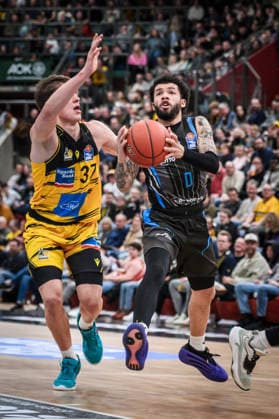 Tavian Dunn-Martin (Science City Jena, 00) vs. Julis Baumer (MHP RIESEN Ludwigsburg, 37) GER, MHP Riesen Ludwigsburg - Science City Jena, easycredit BBL, Basketball, Bundesliga, 12. Spieltag, Spielzeit 2025 2026, 27.12.2025 GER, MHP Riesen Ludwigsburg - Science City Jena, easycredit BBL, Basketball, Bundesliga, 12. Spieltag, Spielzeit 2025 2026, 27.12.2025 Ludwigsburg Copyright: xSandyxDinkelackerx EP_SDR