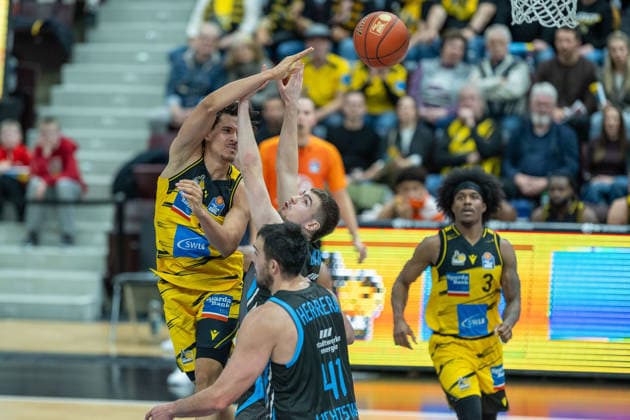 Lenny Anigbata (MHP RIESEN Ludwigsburg, 12), Alex Herrera (Science City Jena, 41), Stefan Smith (MHP RIESEN Ludwigsburg, 03), GER, MHP RIESEN Ludwigsburg vs. Science City Jena, easycredit BBL, Basketball, Bundesliga, 12. Spieltag, Spielzeit 2025 2026, 27.12.2025, GER, MHP RIESEN Ludwigsburg vs. Science City Jena, easycredit BBL, Basketball, Bundesliga, 12. Spieltag, Spielzeit 2025 2026, 27.12.2025 Ludwigsburg Copyright: xEibner-Pressefoto SaschaxWaltherx EP_EER