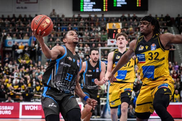 Eric Washington (Science City Jena, 33) vs. Keeshawn Kellman (MHP RIESEN Ludwigsburg, 32), dahinter noch Julis Baumer (MHP RIESEN Ludwigsburg, 37) GER, MHP Riesen Ludwigsburg - Science City Jena, easycredit BBL, Basketball, Bundesliga, 12. Spieltag, Spielzeit 2025 2026, 27.12.2025 GER, MHP Riesen Ludwigsburg - Science City Jena, easycredit BBL, Basketball, Bundesliga, 12. Spieltag, Spielzeit 2025 2026, 27.12.2025 Ludwigsburg Copyright: xSandyxDinkelackerx EP_SDR
