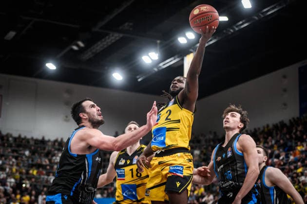Tray Buchanan (MHP RIESEN Ludwigsburg, 02) vs. Alex Herrera (Science City Jena, 41), li. und Kristofer Krause (Science City Jena, 36), re. GER, MHP Riesen Ludwigsburg - Science City Jena, easycredit BBL, Basketball, Bundesliga, 12. Spieltag, Spielzeit 2025 2026, 27.12.2025 GER, MHP Riesen Ludwigsburg - Science City Jena, easycredit BBL, Basketball, Bundesliga, 12. Spieltag, Spielzeit 2025 2026, 27.12.2025 Ludwigsburg Copyright: xSandyxDinkelackerx EP_SDR
