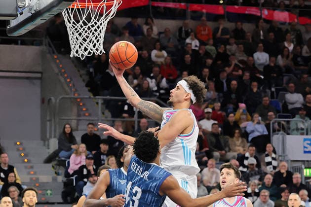 Kessels Michael (Telekom Baskets Bonn, 6) macht den Korb gegen Eric Reed Jr. (MLP Academics Heidelberg, 43). GER, MLP Academics Heidelberg vs. Telekom Baskets Bonn, Basketball, easycredit Basketball Bundesliga, 12.Spieltag, Saison, 2025 2026, 27.12.2025 GER, MLP Academics Heidelberg vs. Telekom Baskets Bonn, Basketball, easycredit Basketball Bundesliga, 12.Spieltag, Saison, 2025 2026, 27.12.2025 Mannheim Copyright: xEibner-Pressefoto JoergxHirschx EP_JHH