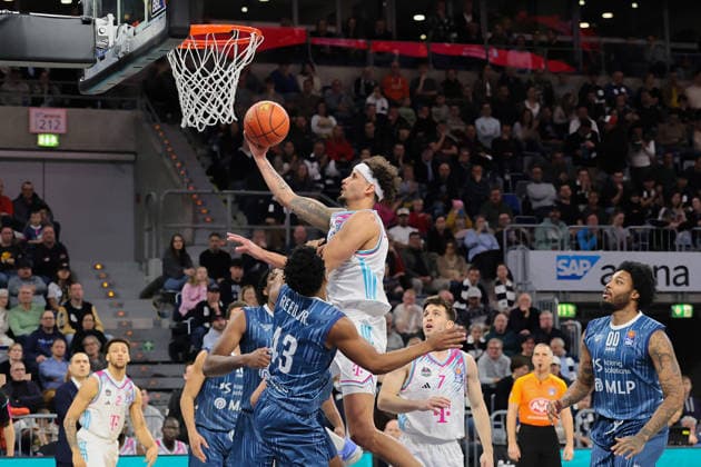 Kessels Michael (Telekom Baskets Bonn, 6) macht den Korb gegen Eric Reed Jr. (MLP Academics Heidelberg, 43). GER, MLP Academics Heidelberg vs. Telekom Baskets Bonn, Basketball, easycredit Basketball Bundesliga, 12.Spieltag, Saison, 2025 2026, 27.12.2025 GER, MLP Academics Heidelberg vs. Telekom Baskets Bonn, Basketball, easycredit Basketball Bundesliga, 12.Spieltag, Saison, 2025 2026, 27.12.2025 Mannheim Copyright: xEibner-Pressefoto JoergxHirschx EP_JHH