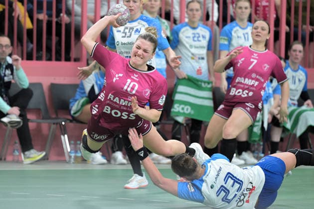 Nele Franz (TusSies Metzingen, 10) gegen Munia Smits Union Neckarsulm, 23) TusSies Metzingen vs. Sport-Union Neckarsulm, Handball, Alsco HBF, 9.Ligaspieltag, Saison 2025 2026, 27.12.2025 TusSies Metzingen vs. Sport-Union Neckarsulm, Handball, Alsco HBF, 9.Ligaspieltag, Saison 2025 2026, 27.12.2025 Tuebingen Copyright: xEibner-Pressefoto TobiasxBaurx EP_TBR