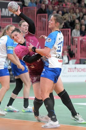 Svenja Huebner (TusSies Metzingen, 26) gegen Munia Smits Union Neckarsulm, 23) TusSies Metzingen vs. Sport-Union Neckarsulm, Handball, Alsco HBF, 9.Ligaspieltag, Saison 2025 2026, 27.12.2025 TusSies Metzingen vs. Sport-Union Neckarsulm, Handball, Alsco HBF, 9.Ligaspieltag, Saison 2025 2026, 27.12.2025 Tuebingen Copyright: xEibner-Pressefoto TobiasxBaurx EP_TBR