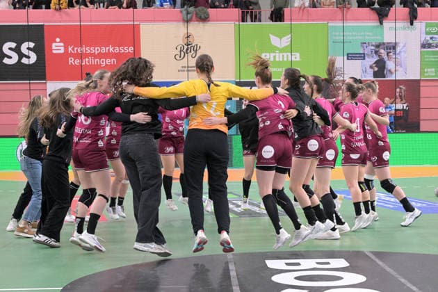 die TusSies Jubeln nach Spielende und dem 30:29 Heimsieg gegen die Union Neckarsulm TusSies Metzingen vs. Sport-Union Neckarsulm, Handball, Alsco HBF, 9.Ligaspieltag, Saison 2025 2026, 27.12.2025 TusSies Metzingen vs. Sport-Union Neckarsulm, Handball, Alsco HBF, 9.Ligaspieltag, Saison 2025 2026, 27.12.2025 Tuebingen Copyright: xEibner-Pressefoto TobiasxBaurx EP_TBR