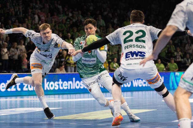 Nils LICHTLEIN (Fuechse Berlin, 17) im Zweikampf gegen Ymir GISLASON (FRISCH AUF! Goeppingen, 33) und Erik PERSSON (FRISCH AUF! Goeppingen, 22) GER, Fuechse Berlin vs. FRISCH AUF! Goeppingen, Handball, Bundesliga, 19. Spieltag, Spielzeit 2025 2026, 27.12.2025, GER, Fuechse Berlin vs. FRISCH AUF! Goeppingen, Handball, Bundesliga, 19. Spieltag, Spielzeit 2025 2026, 27.12.2025, Berlin Copyright: xEibnerxPressefoto OliverxSchmidtx EP_OST