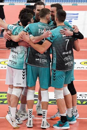 Die Mannschaft der Powervolleys Düren jubeln über einen Punkt, Jubel, celebrate the point, celebration, Action, Aktion, 27.12.2025, Düren (Deutschland), Volleyball, 1. Bundesliga Männer, SWD Powervolleys Düren - TSV Haching München