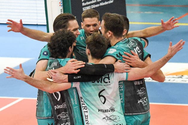 Die Mannschaft der Powervolleys Düren jubeln über einen Punkt, Jubel, celebrate the point, celebration, Action, Aktion, 27.12.2025, Düren (Deutschland), Volleyball, 1. Bundesliga Männer, SWD Powervolleys Düren - TSV Haching München