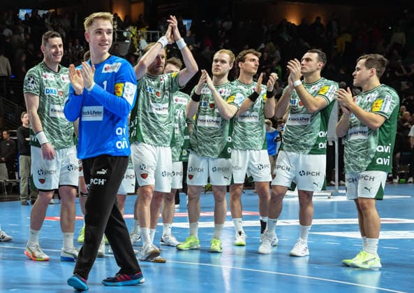 27.12.2025, xlakx, Handball Daikin HBL, Fuechse Berlin - FRISCH AUF! Göppingen v.l. Mijajlo Marsenic (Fuechse Berlin), Lasse Ludwig (Fuechse Berlin), Max Darj (Fuechse Berlin), Matthes Langhoff (Fuechse Berlin), Lukas Herburger (Fuechse Berlin), Arino Aitor (Fuechse Berlin), Tim Freihoefer (Fuechse Berlin) Jubel ueber den Sieg, Jubel nach Spielende Berlin