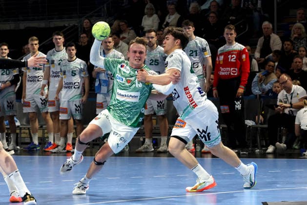 DEU, DHB, 1.HBL, Fuechse Berlin vs. Frisch Auf Goeppingen, 27.12.2025, Max-Schmeling-Halle, Berlin, DEU, DHB, 1.HBL, Fuechse Berlin vs. Frisch Auf Goeppingen, im Bild Tobias Grondahl (Fuechse Berlin 15), ELIAS NEWEL (Frisch Auf Goeppingen 40)