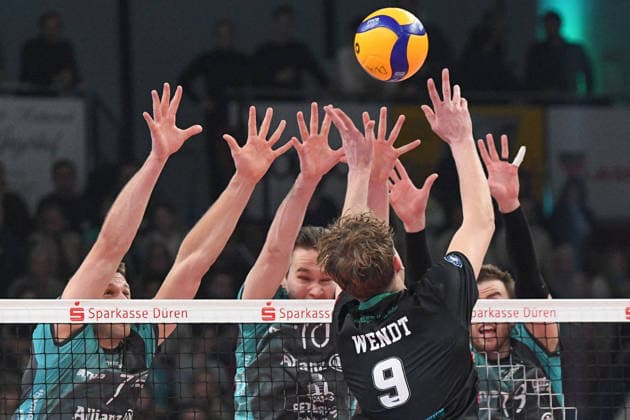 v.li.: Jordan Alexander Canham (Powervolleys Düren, 7), Petteri Samuli Tyynismaa (Powervolleys Düren, 10)m Lennart Wendt (TSV Haching, 9) Ryan Poole (Powervolleys Düren, 22), am Netz im Zweikampf, Duell, duel, tackle, Dynamik, Action, Aktion,, 27.12.2025, Düren (Deutschland), Volleyball, 1. Bundesliga Männer, SWD Powervolleys Düren - TSV Haching München