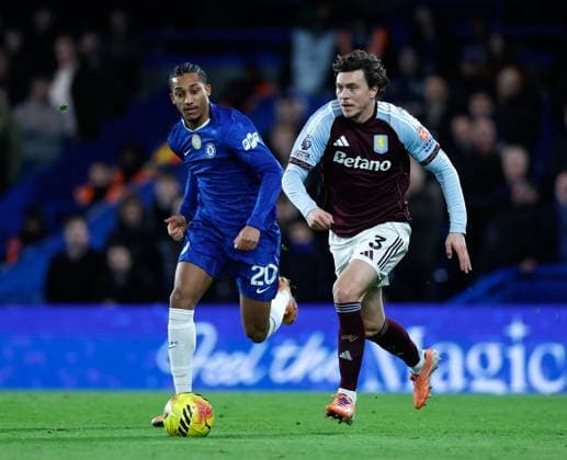 Victor Lindelof of Aston Villa gets away from Joao Pedro of Chelsea Chelsea v Aston Villa, Football, Premier League, Stamford Bridge Stadium, London, UK - 27 12 2025 EDITORIAL USE ONLY No use with unauthorised audio, video, data, fixture lists (outside the EU), club league logos or live services. Online in-match use limited to 45 images (+15 in extra time). No use to emulate moving images. No use in betting, games or Copyright: xMattxImpey Shutterstockx 16214381aw