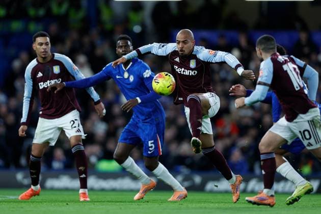 Donyell Malen of Aston Villa controls the ball Chelsea v Aston Villa, Football, Premier League, Stamford Bridge Stadium, London, UK - 27 12 2025 EDITORIAL USE ONLY No use with unauthorised audio, video, data, fixture lists (outside the EU), club league logos or live services. Online in-match use limited to 45 images (+15 in extra time). No use to emulate moving images. No use in betting, games or Copyright: xMattxImpey Shutterstockx 16214381ax