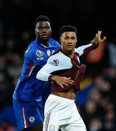 Ollie Watkins of Aston Villa is marked by Benoit Badiashile of Chelsea Chelsea v Aston Villa, Football, Premier League, Stamford Bridge Stadium, London, UK - 27 12 2025 EDITORIAL USE ONLY No use with unauthorised audio, video, data, fixture lists (outside the EU), club league logos or live services. Online in-match use limited to 45 images (+15 in extra time). No use to emulate moving images. No use in betting, games or Copyright: xMattxImpey Shutterstockx 16214381bu