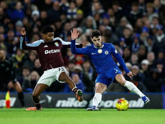 Pedro Neto of Chelsea taking on Ian Maatsen of Aston Villa Chelsea v Aston Villa, Football, Premier League, Stamford Bridge Stadium, London, UK - 27 12 2025 EDITORIAL USE ONLY No use with unauthorised audio, video, data, fixture lists (outside the EU), club league logos or live services. Online in-match use limited to 45 images (+15 in extra time). No use to emulate moving images. No use in betting, games or Copyright: xMattxImpey Shutterstockx 16214381ch