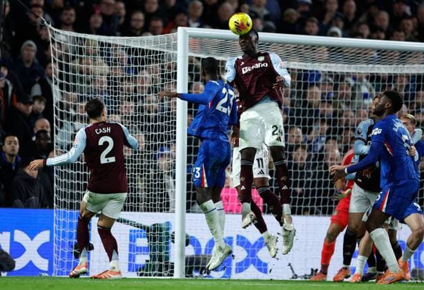 Amadou Onana of Aston Villa heads the ball clear at a corner Chelsea v Aston Villa, Football, Premier League, Stamford Bridge Stadium, London, UK - 27 12 2025 EDITORIAL USE ONLY No use with unauthorised audio, video, data, fixture lists (outside the EU), club league logos or live services. Online in-match use limited to 45 images (+15 in extra time). No use to emulate moving images. No use in betting, games or Copyright: xMattxImpey Shutterstockx 16214381cn