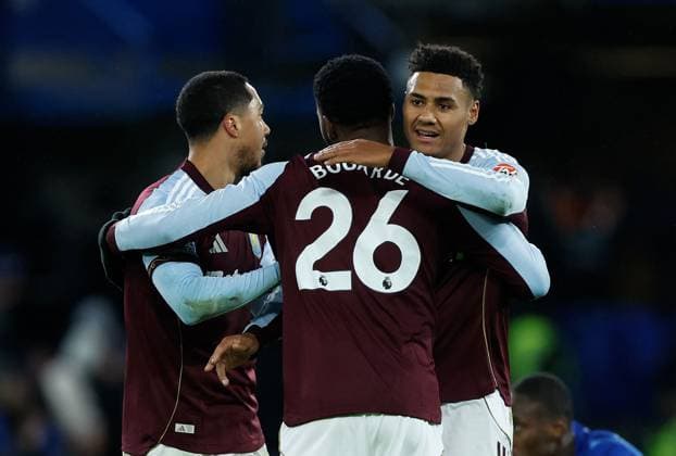 Ollie Watkins (facing) of Aston Villa celebrates with Lamare Bogarde (26) and Youri Tielemans at full time Chelsea v Aston Villa, Football, Premier League, Stamford Bridge Stadium, London, UK - 27 12 2025 EDITORIAL USE ONLY No use with unauthorised audio, video, data, fixture lists (outside the EU), club league logos or live services. Online in-match use limited to 45 images (+15 in extra time). No use to emulate moving images. No use in betting, games or Copyright: xMattxImpey Shutterstockx 16214381cy