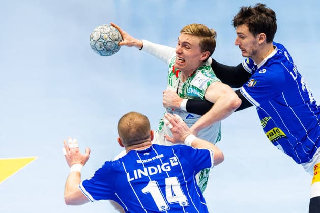 27.12.2025, GER, Handball, Maenner, Saison 25 26, Daikin 1.Bl, 19.Spieltag, ThSV Eisenach - SC Magdeburg Gisli Thorheir Kristjansson (SC Magdeburg), Peter Walz (ThSV Eisenach,14), Phillip Meyer (ThSV Eisenach,27) 99817 Eisenach Werner-Assmann-Halle Am Sportp Thueringen Deutschland
