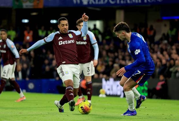 Youri Tielemans of Aston Villa in action against Pedro Neto of Chelsea Chelsea v Aston Villa, Premier League, Football, Stamford Bridge, London, UK - 27 Dec 2025London Stamford Bridge United Kingdom EDITORIAL USE ONLY No use with unauthorised audio, video, data, fixture lists, club league logos or live services. Online in-match use limited to 120 images, no video emulation. No use in betting, games or single club league player publications. Copyright: xGeorgexTewkesbury Shutterstockx 16213165cq