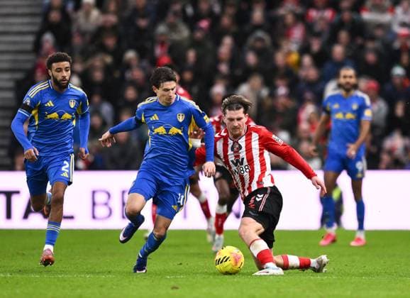 Brenden Aaronson of Leeds United (left) and Dennis Cirkin of Sunderland Sunderland v Leeds United, Premier League, Football, Stadium of Light, Sunderland, UK - 28 Dec 2025Sunderland Stadium of Light United Kingdom EDITORIAL USE ONLY No use with unauthorised audio, video, data, fixture lists, club league logos or live services. Online in-match use limited to 120 images, no video emulation. No use in betting, games or single club league player publications. Copyright: xRichardxLee Shutterstockx 16213166ao