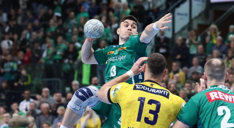 Leipzig, 27.12.2025, Arena Leipzig, Handball, Bundesliga, 19.Spieltag , SC DHfK Leipzig vs. Rhein Neckar Löwen Mannheim , Im Bild von links; Matej Klima (13, Leipzig), Sebastian Heymann ( 13, RNL),Moritz Preuss (24, Leipzig). , Nur zur redaktionellen Nutzung. Only editorial use. , DHB HBL regulations prohibit any use of photographs as image sequences and or quasi-video. ,