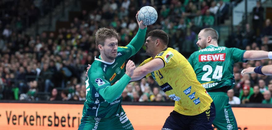 Leipzig, 27.12.2025, Arena Leipzig, Handball, Bundesliga, 19.Spieltag , SC DHfK Leipzig vs. Rhein Neckar Löwen Mannheim , Im Bild von links; Franz Semper (32, Leipzig), Sebastian Heymann ( 13, RNL). , Nur zur redaktionellen Nutzung. Only editorial use. , DHB HBL regulations prohibit any use of photographs as image sequences and or quasi-video. ,