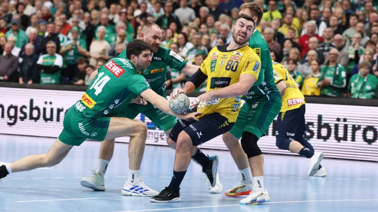 Leipzig, 27.12.2025, Arena Leipzig, Handball, Bundesliga, 19.Spieltag , SC DHfK Leipzig vs. Rhein Neckar Löwen Mannheim , Im Bild von links; Marko Mamic (14, Leipzig), Moritz Preuss (24, Leipzig), Jannik Kohlbacher ( 80, RNL), Franz Semper (32, Leipzig). , Nur zur redaktionellen Nutzung. Only editorial use. , DHB HBL regulations prohibit any use of photographs as image sequences and or quasi-video. ,